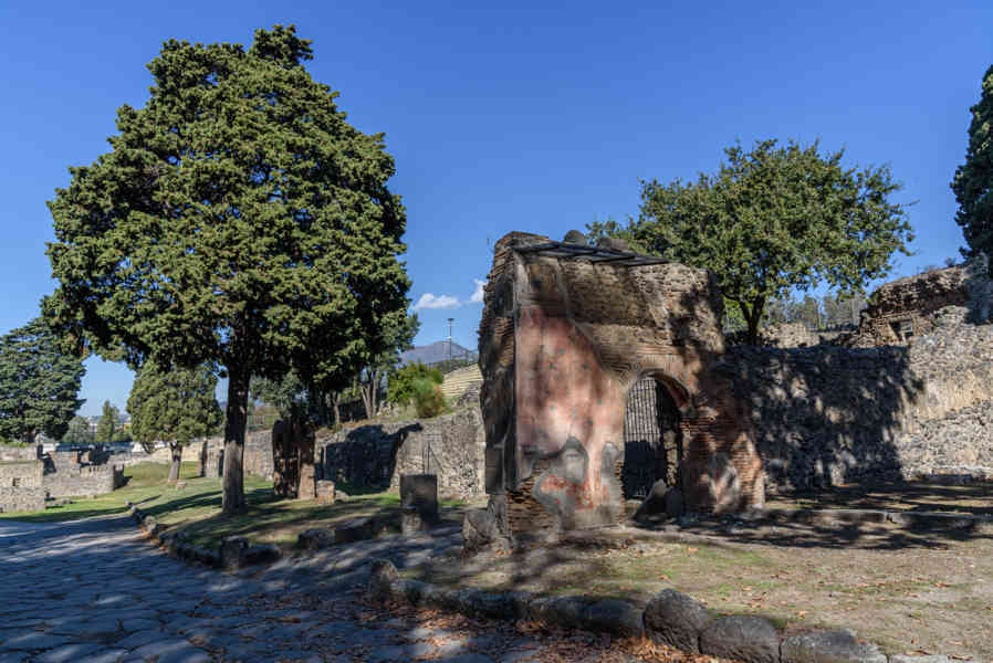 108 - Italia - Pompeya - parque arqueológico de Pompeya - Necrópolis de la Puerta de Herculano.jpg